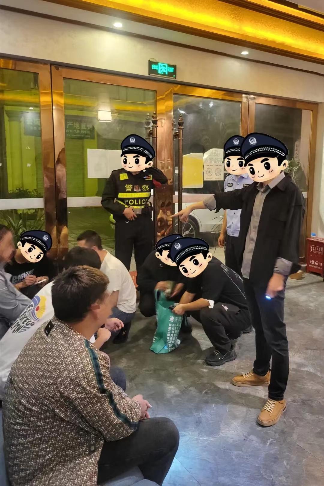 DƬ